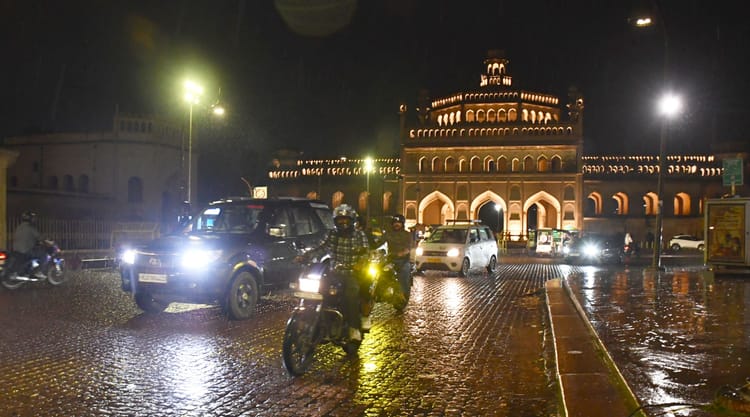 लखनऊ: - लखनऊ: मौसम ने एक ही दिन में बदले कई रंग, दोपहर को तेज धूप के बाद रात में आंधी-बारिश; तस्वीरों में देखें कहानी