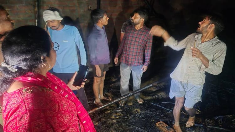 सीतापुर - सीतापुर अग्निकांड: आग से झुलसी सात वर्षीय मीनाक्षी ने भी तोड़ा दम, तीन लोगों की हो चुकी मौत; गांव में मातम