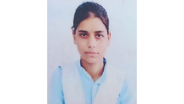 Aligarh: - Aligarh: फसल काट रहे परिवार पर गिरी बिजली, बुरी तरह झुलसने से किशोरी की मौत, हाईस्कूल की दी थी परीक्षा