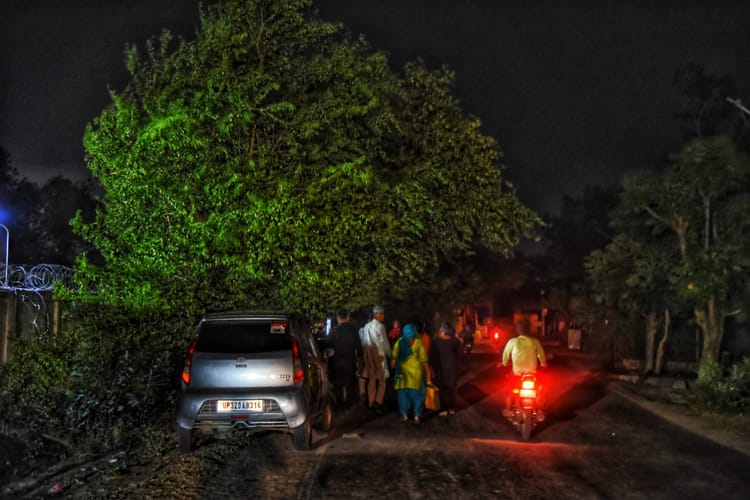 लखनऊ: - लखनऊ: आंधी-बारिश से पांच बिजली उपकेंद्र ठप, आधी रात तक लोग रहे परेशान; कल से फिर तूफान की चेतावनी