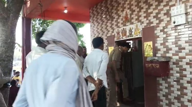 प्राचीन - प्राचीन मंदिर में चोरी: मां दुर्गा की अष्टधातु की मूर्ति ले उड़े चोर, घंटे तक नहीं छोड़े; ग्रामीणों में आक्रोश