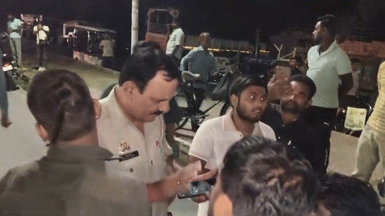 Lucknow: - Lucknow: विश्वविद्यालय में दिव्यांग विद्यार्थी को चिढ़ाने पर हंगामा, नाराज छात्रों ने केस दर्ज करने की मांग की