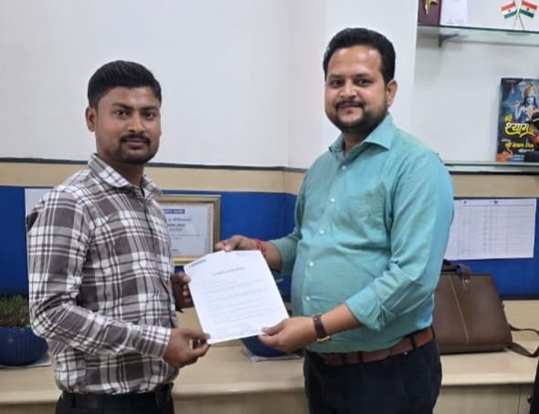 Lakhimpur - Lakhimpur Kheri News: बैंक कर्मी की ईमानदारी, 50 हजार लौटाकर बचाई किसान की कमाई