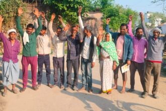 Lakhimpur - Lakhimpur Kheri News: टंकी बनी, पानी नहीं... बेलाकलां के ग्रामीणों का प्रदर्शन