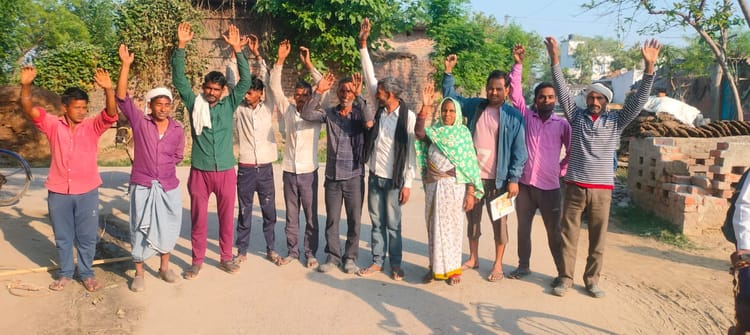 Lakhimpur - Lakhimpur Kheri News: टंकी बनी, पानी नहीं... बेलाकलां के ग्रामीणों का प्रदर्शन