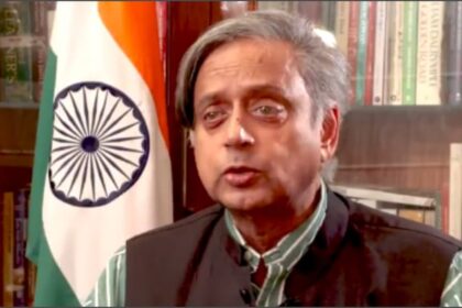 केरल - केरल चुनाव: खरगे के 'अनपढ़' वाले बयान पर थरूर की प्रतिक्रिया, बोले-राजनीति में गिर रहा है बातचीत का स्तर