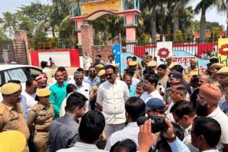 UP: लखीमपुर - UP: लखीमपुर खीरी में बांग्लादेशी विस्थापितों के गांव का दौरा करेंगे सीएम योगी, तैयारियों में जुटे अफसर