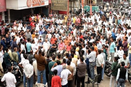 शास्त्रीनगर - शास्त्रीनगर सेंट्रल मार्केट: 9 अप्रैल को मेरठ बंद, सीलिंग के खिलाफ व्यापारियों का फूटा आक्रोश, फोर्स तैनात