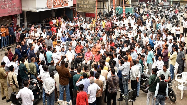 शास्त्रीनगर - शास्त्रीनगर सेंट्रल मार्केट: 9 अप्रैल को मेरठ बंद, सीलिंग के खिलाफ व्यापारियों का फूटा आक्रोश, फोर्स तैनात