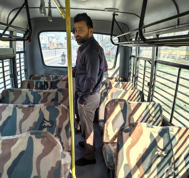 Lakhimpur - Lakhimpur Kheri News: बिना अग्निशमन यंत्र व फर्स्ट एड के दौड़ते मिले 15 स्कूल वाहन