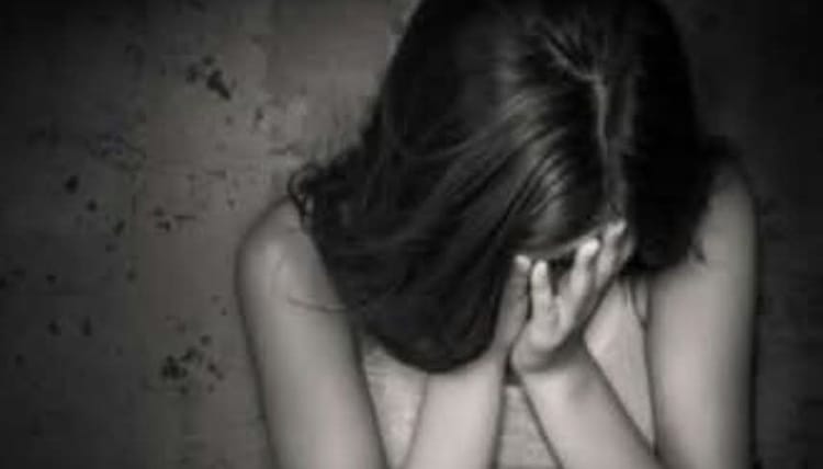 लखनऊ: - लखनऊ: बारिश से बचने के लिए निर्माणधीन बिल्डिंग में खड़ी किशोरी से सामूहिक दुष्कर्म, 5 मजदूरों ने की हैवानियत