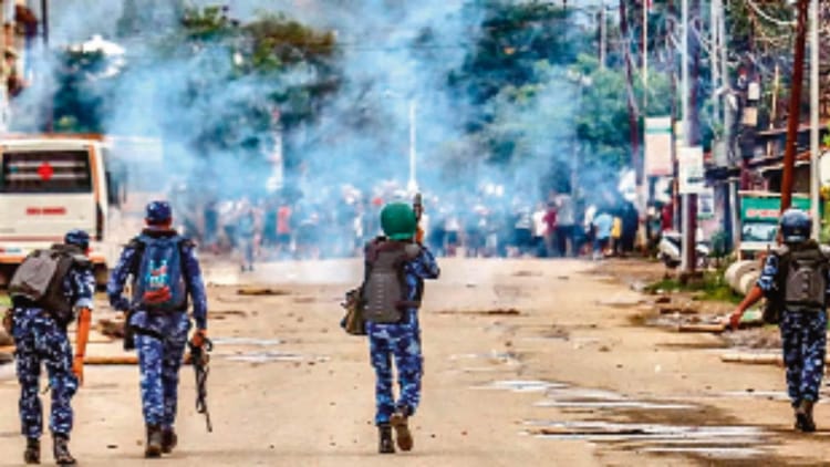 Manipur - Manipur Violence: बिष्णुपुर में हिंसा के बाद तनावपूर्ण शांति, कर्फ्यू में ढील नहीं; इंटरनेट सेवाएं भी निलंबित