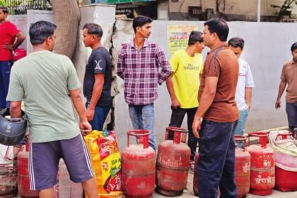 LPG Crisis: - LPG Crisis: 700 रुपये दिहाड़ी, 400 रुपये KG भरवानी पड़ रही घरेलू गैस; कालाबाजारी से मजदूरों संग ये लोग परेशान