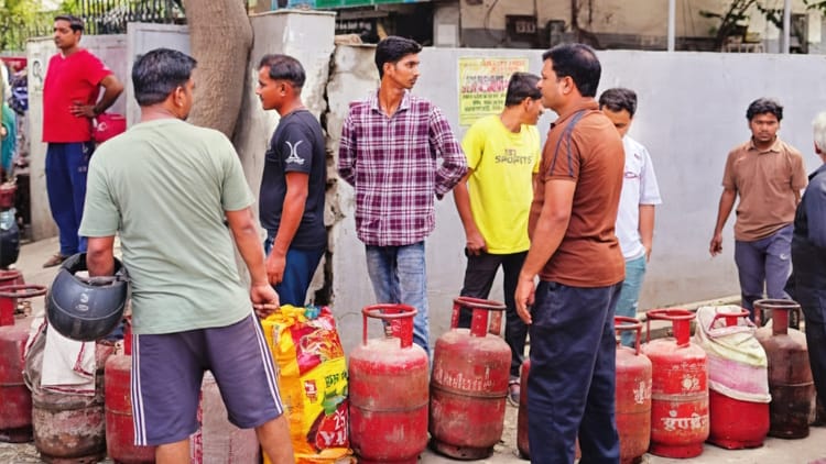 LPG Crisis: - LPG Crisis: 700 रुपये दिहाड़ी, 400 रुपये KG भरवानी पड़ रही घरेलू गैस; कालाबाजारी से मजदूरों संग ये लोग परेशान