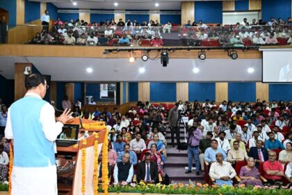 यूपी: - यूपी: डिप्टी सीएम केशव मौर्य ने वैज्ञानिकों से कहा- ऐसी तकनीक विकसित करें जो बेमौसम बारिश से फसलों को बचाएं