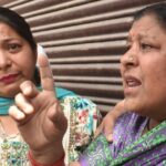 Meerut - Meerut Central Market: 'मर जाऊंगी...पर दुकान सील न होने दूंगी', अफसरों के आगे हाथ जोड़ गिड़गिड़ाती रही महिला