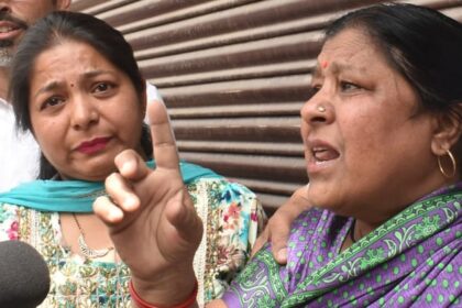 Meerut - Meerut Central Market: 'मर जाऊंगी...पर दुकान सील न होने दूंगी', अफसरों के आगे हाथ जोड़ गिड़गिड़ाती रही महिला