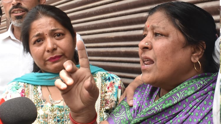 Meerut - Meerut Central Market: 'मर जाऊंगी...पर दुकान सील न होने दूंगी', अफसरों के आगे हाथ जोड़ गिड़गिड़ाती रही महिला