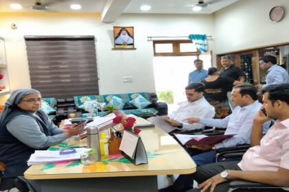 UP: किताबों - UP: किताबों के नाम पर स्कूलों की मनमानी, छापेमारी में फिर पकड़ी गई कमीशनखोरी; इन दो विद्यालयों को नोटिस