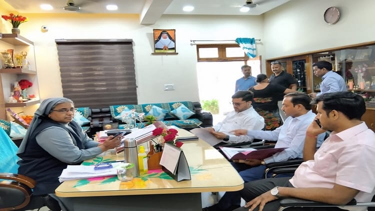 UP: किताबों - UP: किताबों के नाम पर स्कूलों की मनमानी, छापेमारी में फिर पकड़ी गई कमीशनखोरी; इन दो विद्यालयों को नोटिस