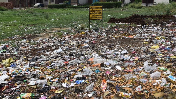 मुरादाबाद: - मुरादाबाद: वार्ड एक में समस्याएं अनेक, हैंडपंपों का पानी पीने लायक नहीं, हाईमास्ट भी सालभर से नहीं जली