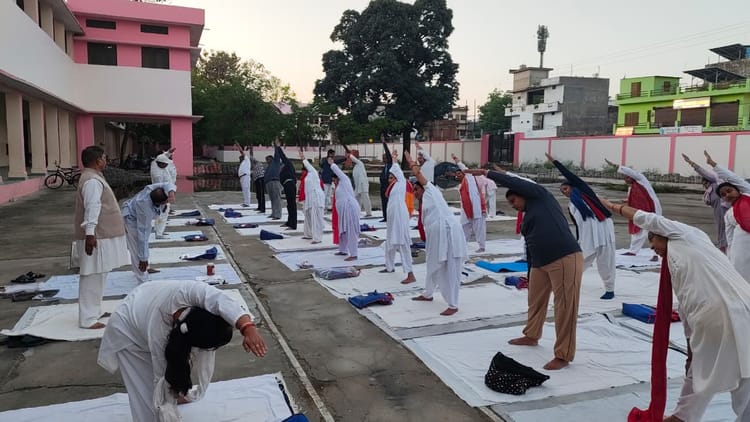 योग से - योग से घुटने के दर्द का समाधान संभव : शिवराम