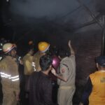 लखनऊ: - लखनऊ: फीनिक्स मॉल के पास की सब्जी मंडी में लगी आग, दुकान में रखा सिलिंडर फटा; इलाके में मची भगदड़