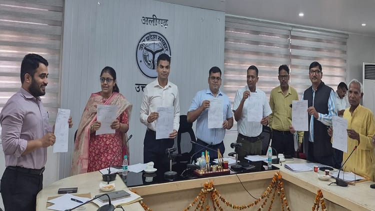 SIR: - SIR: अंतिम मतदाता सूची आई सामने, अलीगढ़ जिले में अब 2410173 मतदाता, तीन लाख से अधिक कटे नाम