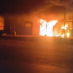 UP: आंखों - UP: आंखों के सामने जल गया आशियाना, राख हो गए ग्राहक सेवा केंद्र में रखे सामान; देखता रहा बेबस परिवार