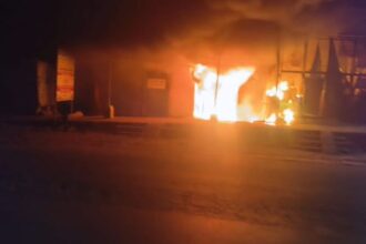 UP: आंखों - UP: आंखों के सामने जल गया आशियाना, राख हो गए ग्राहक सेवा केंद्र में रखे सामान; देखता रहा बेबस परिवार