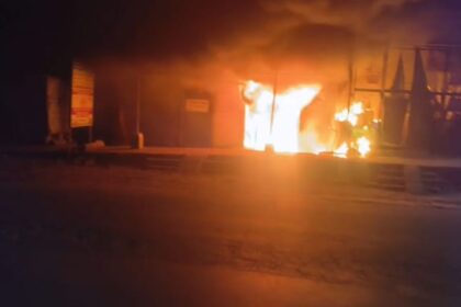 UP: आंखों - UP: आंखों के सामने जल गया आशियाना, राख हो गए ग्राहक सेवा केंद्र में रखे सामान; देखता रहा बेबस परिवार