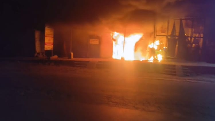 UP: आंखों - UP: आंखों के सामने जल गया आशियाना, राख हो गए ग्राहक सेवा केंद्र में रखे सामान; देखता रहा बेबस परिवार