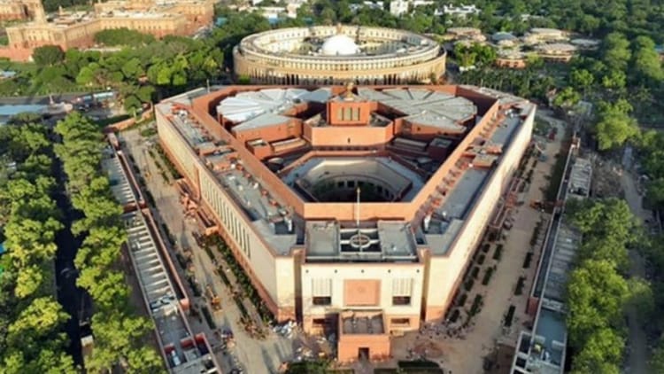 आधी आबादी - आधी आबादी को पूरा हक: 2029 से ही लागू होगा महिला आरक्षण, 816 सीटों वाली नई लोकसभा में बैठेंगी 273 महिला सांसद