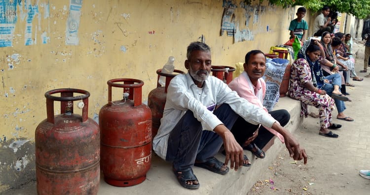 यूपी: - यूपी: शादी वाले घरों को मिल सकेंगे एक साथ आठ सिलिंडर, विवाह निमंत्रण कार्ड के साथ करना होगा आवेदन