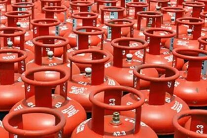 Maharashtra: - Maharashtra: मुंबई में गैस की कालाबाजारी पर बड़ी कार्रवाई, अवैध रूप से रखे गए 451 एलपीजी सिलिंडर किए गए जब्त