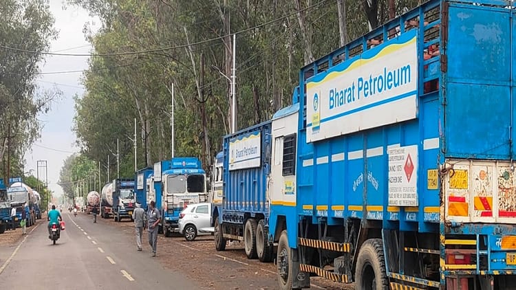 LPG Update: - LPG Update: बरेली के परसाखेड़ा बॉटलिंग प्लांट पर भी कतार, ट्रकों को 48 घंटे बाद मिले रहे गैस सिलिंडर