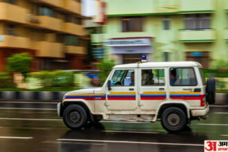 चोरों - चोरों की साजिश फेल: दीवार तोड़कर दुकान में घुसे, ग्रामीणों ने तीन दबोचे; दो हो गए फरार
