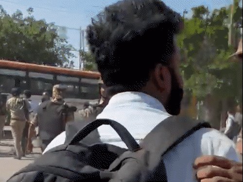 नोएडा पुलिस की पत्रकारों पर लाठीचार्ज, उत्तर प्रदेश