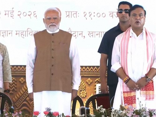हिमंता बिस्वा सरमा असम के CM बने: 2 बीजेपी और 2 सहयोगी दलों से मंत्री बने हिमंता बिस्वा सरमा असम के मुख्यमंत्री पद की शपथ लेते हुए